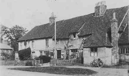 The old Post Office plus the now-demolished Newlands Estate cottages 