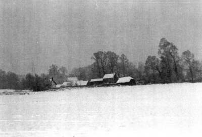 Chamberlain's Farm from what is now the recreation ground, with implement shed on Pudding Lane to the right