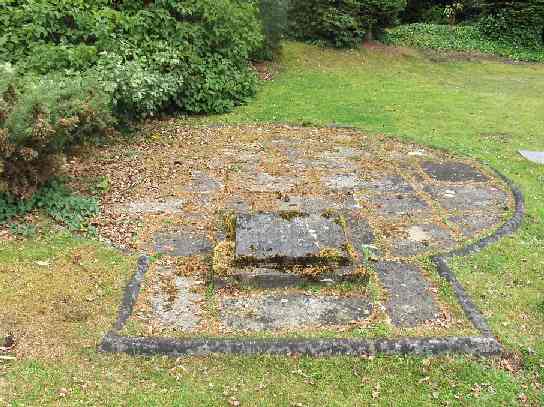 The memorial to Arthur Walter, near the road opposite Bearwood Mansion.