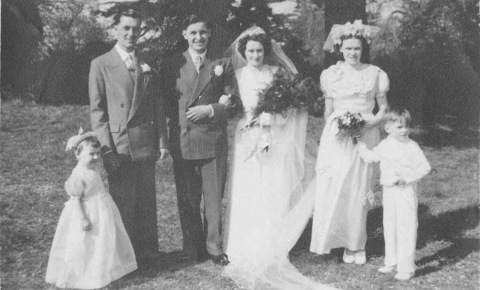 Ronald Reynolds, Elizabeth Applin and party in front of Arborfield Hall Stables