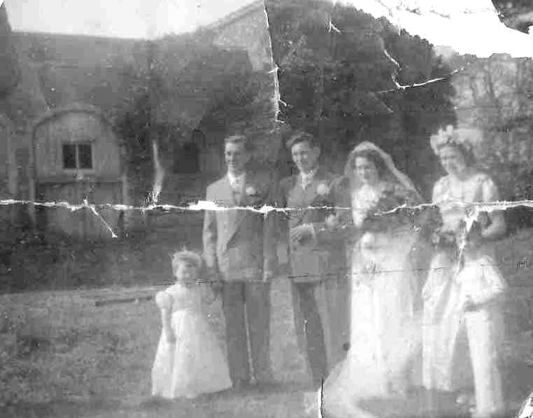 Ronald Reynolds, Elizabeth Applin and party in front of Arborfield Hall Stables